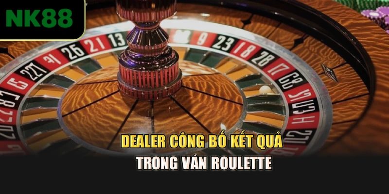 Dealer công bố kết quả trong ván Roulette